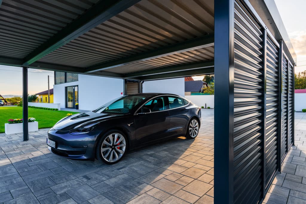 Tesla zaparkovaná v prístrešku SIEBAU v antracitovej farbe