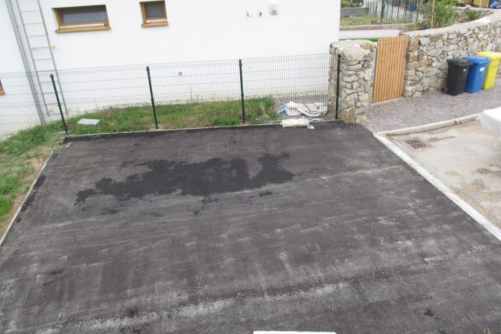 Podklad pod garáž - betónové pätky pod asfaltom
