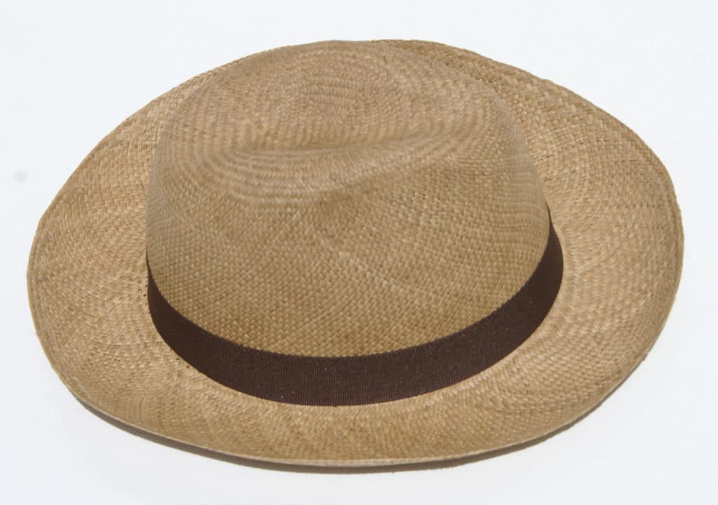 Ručne tkaný klobúk s hnedou stuhou