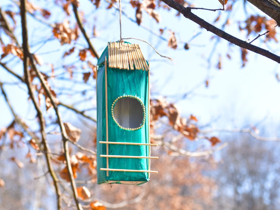 Tyrkysový domček pre vtáčiky