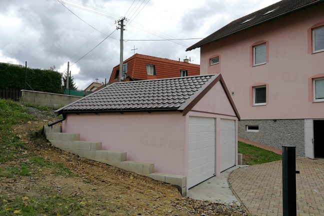 Montovaná garáž v ružovej omietke pri rodinnom dome