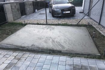 Betónová platňa pri plote