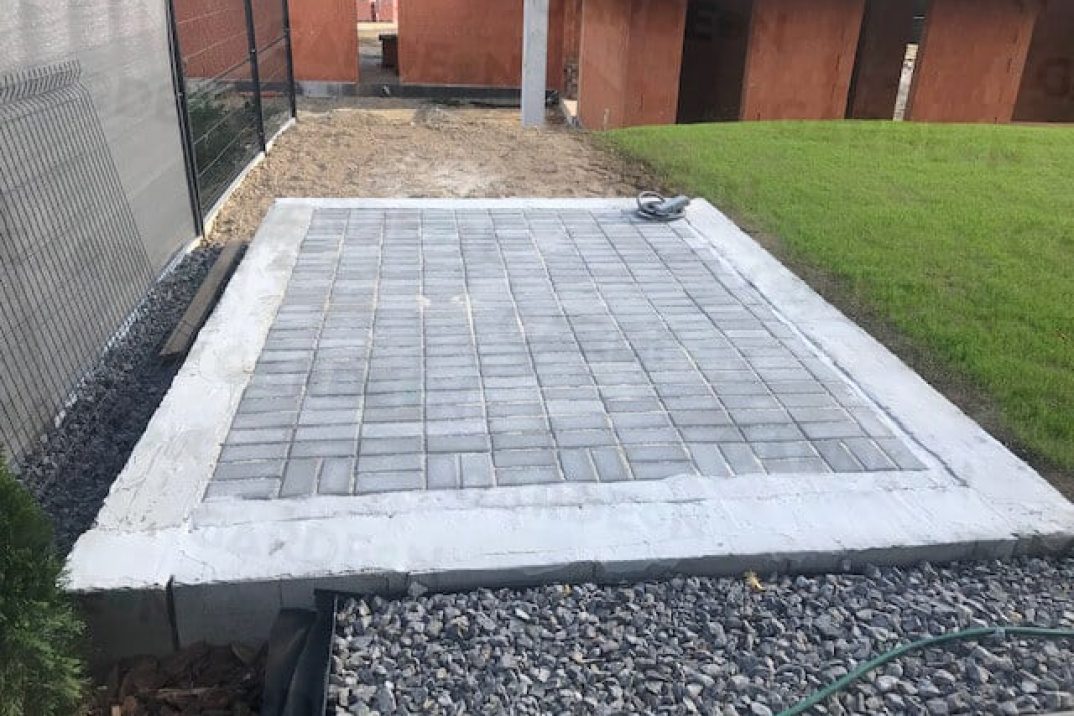 Zámková dlažba s obvodovým múrikom