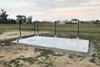 Betónová platňa v rohu pozemku