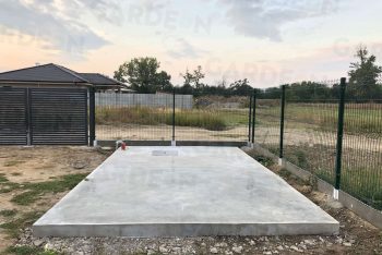 Betónová platňa na rohu pozemku