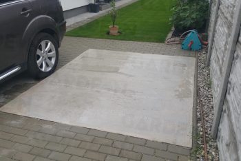 Betónová platňa medzi zamkovou dlažbou