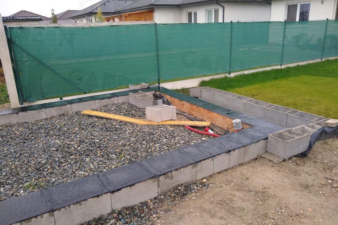 Obvodový múrik z betónu