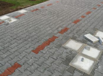 Zámková dlažba s betónovými pätkami