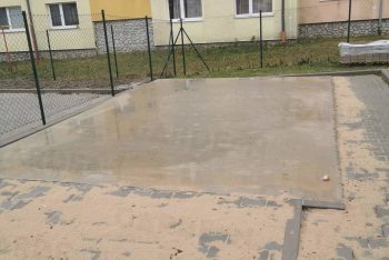 Betónová platňa pri zamkovej dlažbe