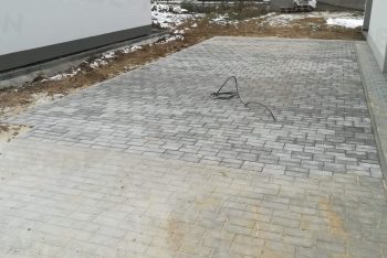 Zámková dlažba s betónovými pätkami