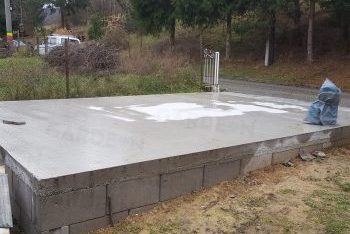 Betónová platňa v sklone pri plote