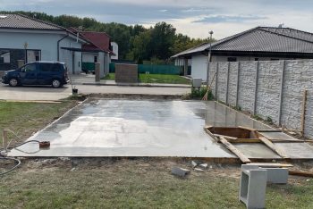Betónová platňa pripravená pod garáž