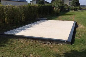 Betónová platňa v záhrade