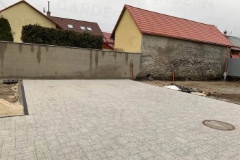 Betónové pätky pod zámkovou dlažbou
