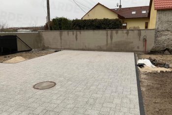 Betónové pätky pod zámkovou dlažbou