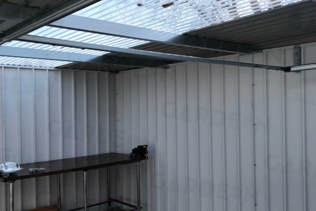 Kombinácia polykarbonátovej a traôpézovej strešnej krytiny