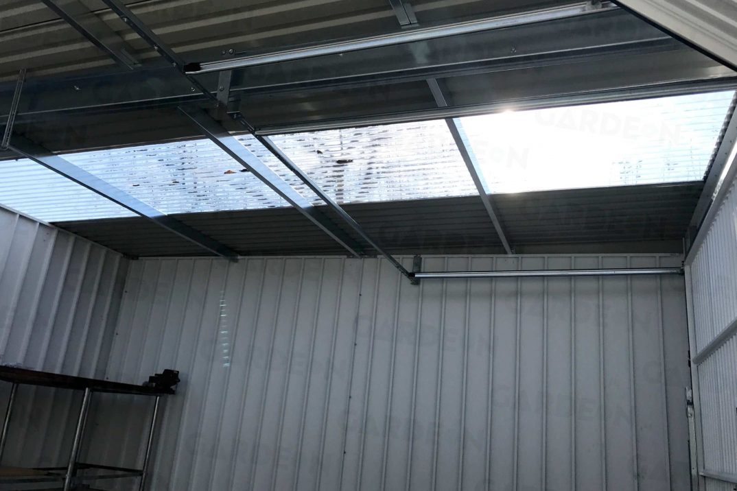 Kombinácia polykarbonátovej a traôpézovej strešnej krytiny