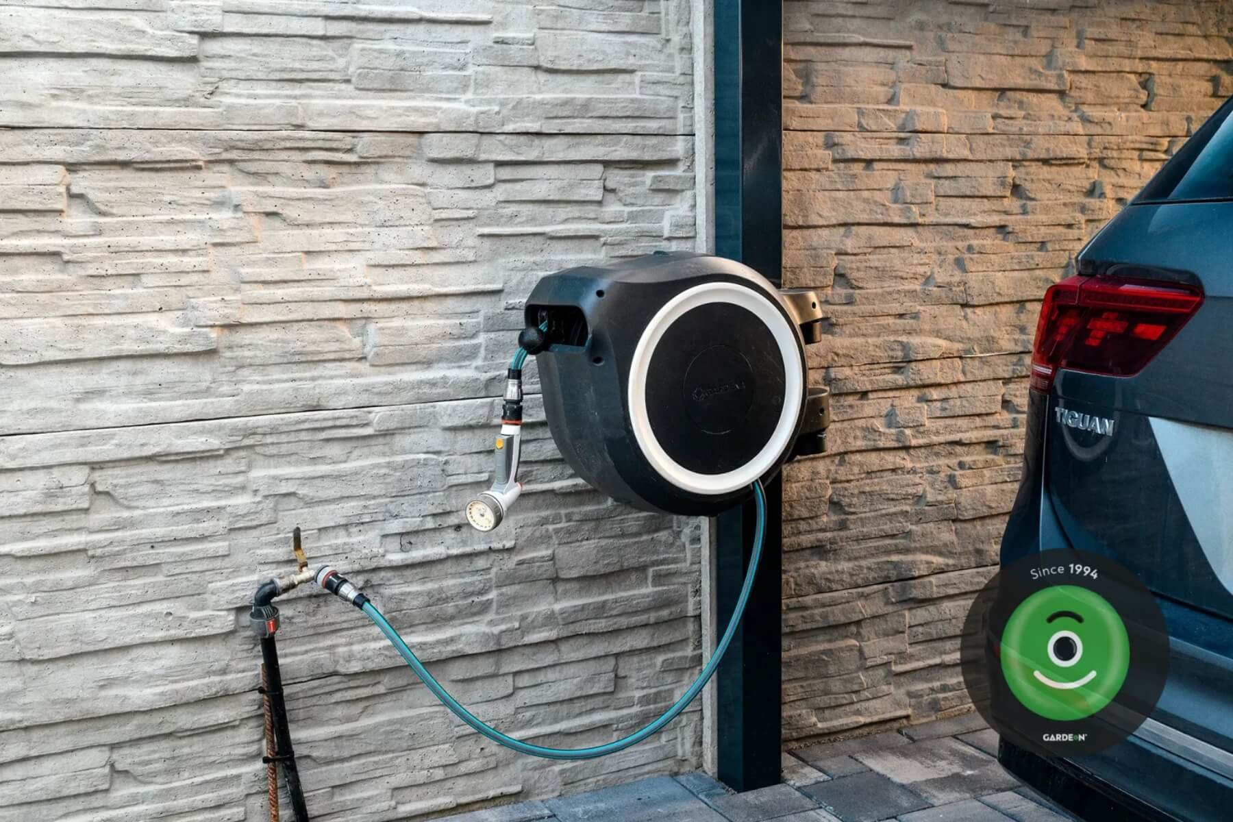 Bubon na tráme prístrešku pre auto.