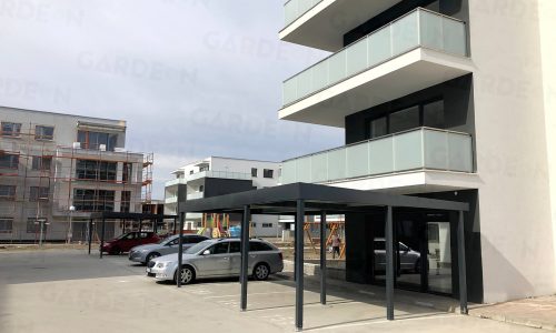 Prístrešok GARDEON pred modernou bytovkou