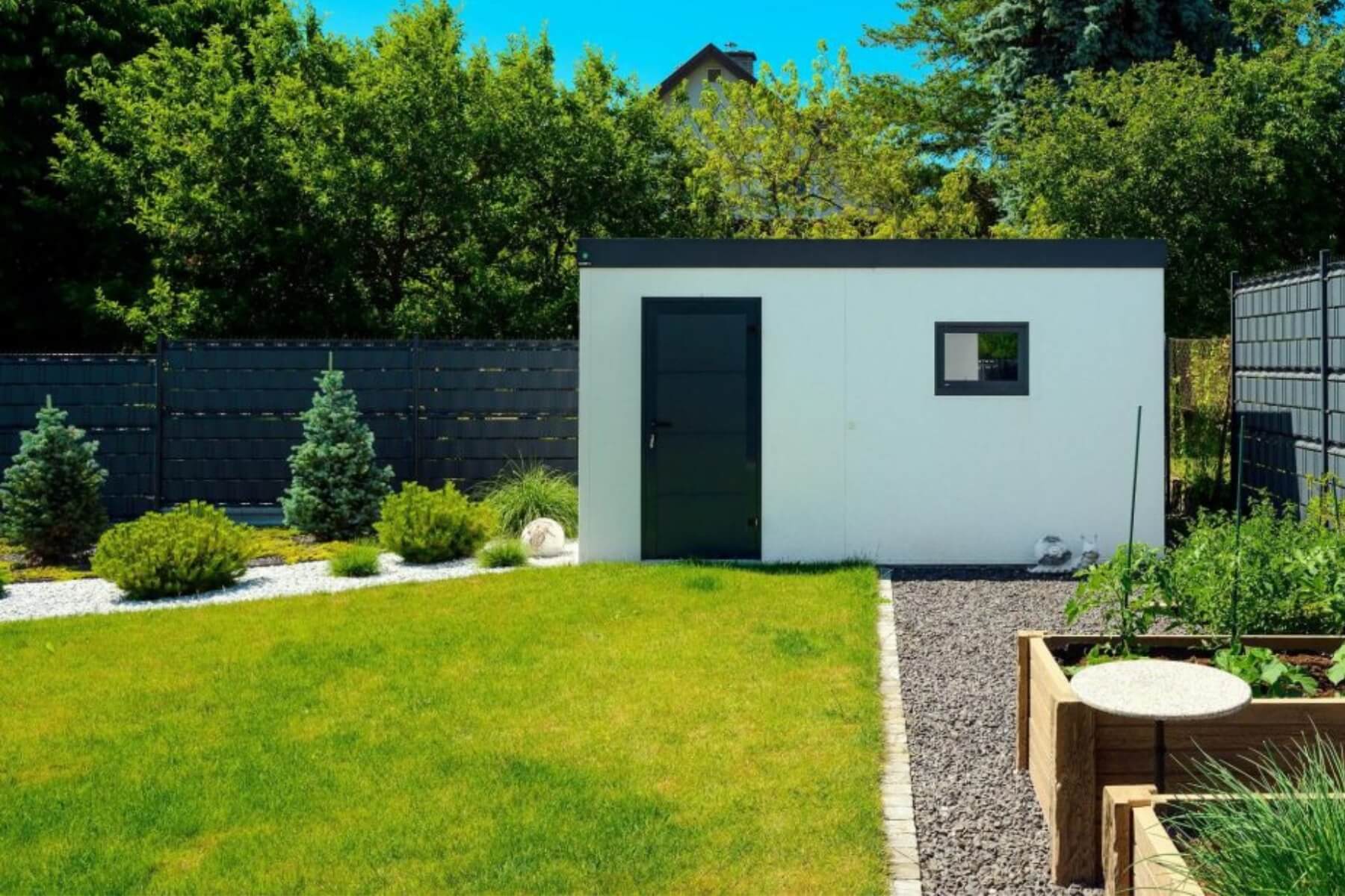 Mladý zelený trávnik v záhrade.