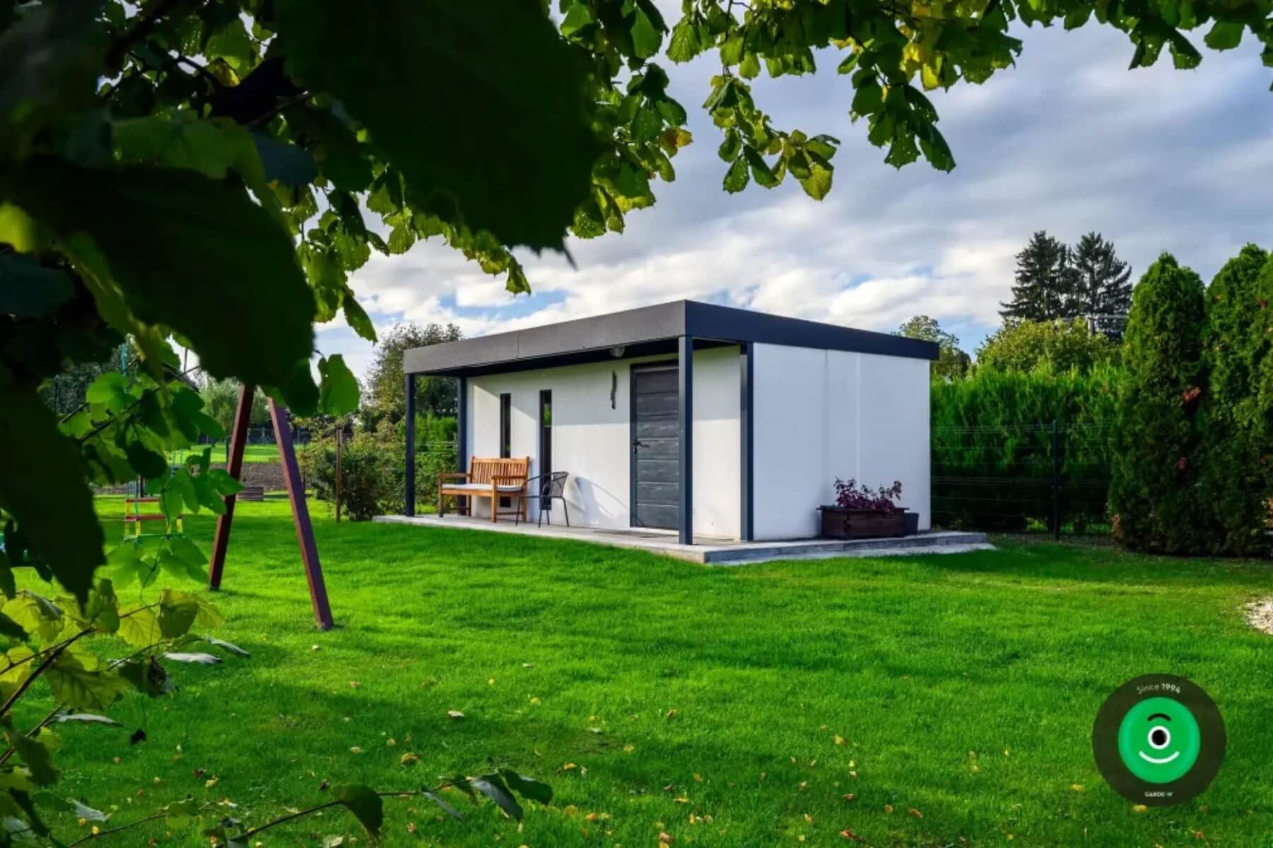 Trávnik v okolí záhradného domčeka.