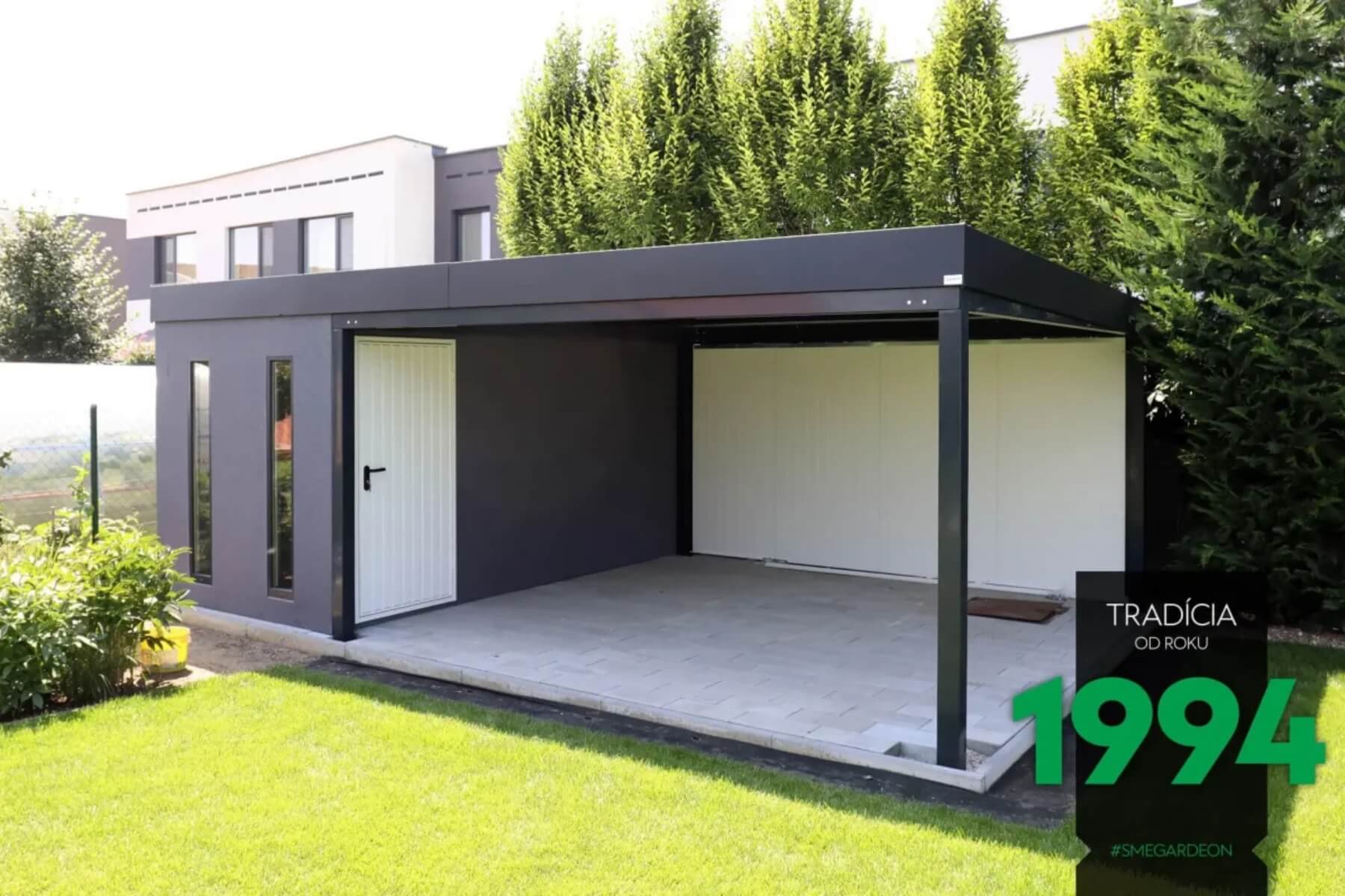 Trávnik v okolí záhradného domčeka.