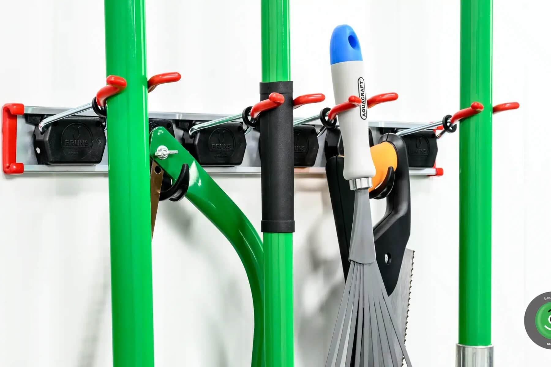 Záhradné náradie v garáži.