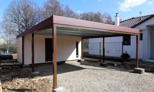 Záhradný domček s hnedým prístreškom pre dve autá