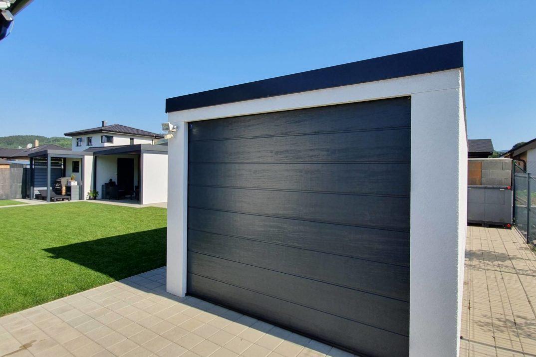 Garáž pre jedno auto v bielej omietke