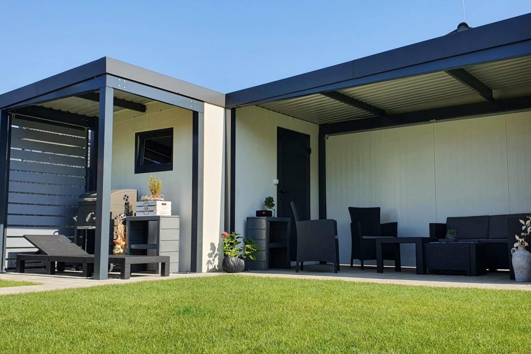 Záhradný domček s prístreškom na ľavej a pravej strane