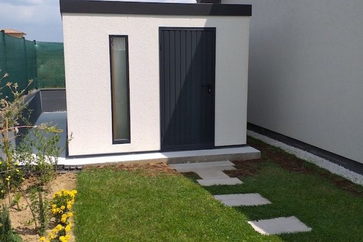 Záhradný domček v bielej omietke