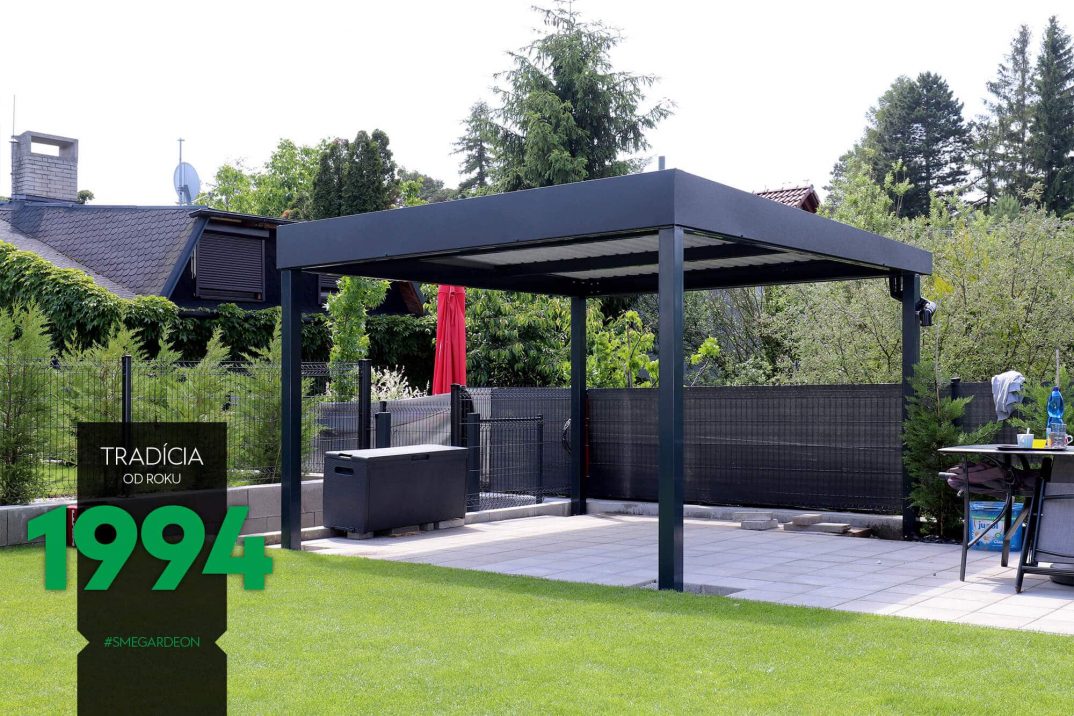 Antracitová pergola GARDEON v záhrade.