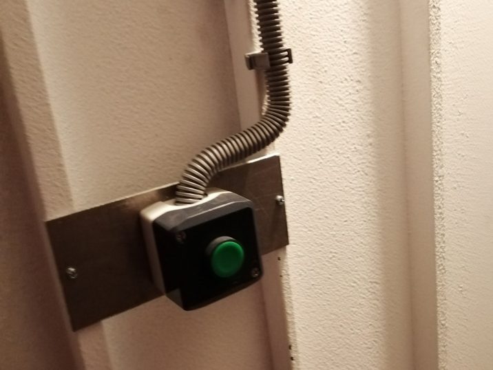 Šikovný vypínač na bránu zelenej farby