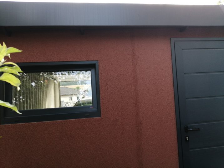 Dvere a okienko garáže
