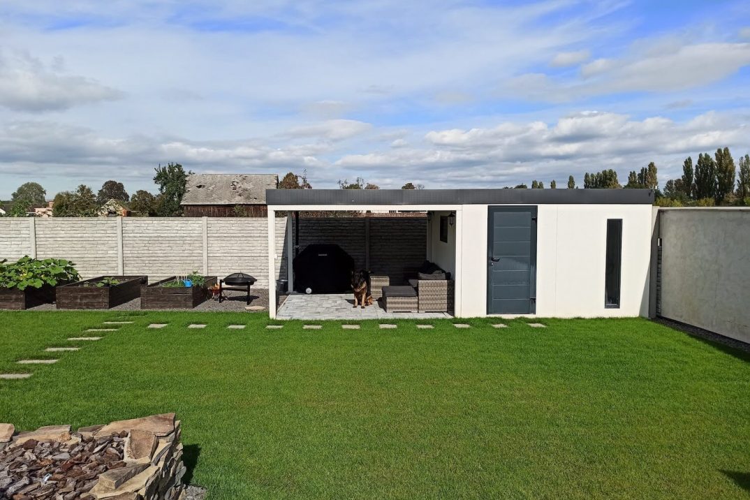 Biely záhradný domček zpredu