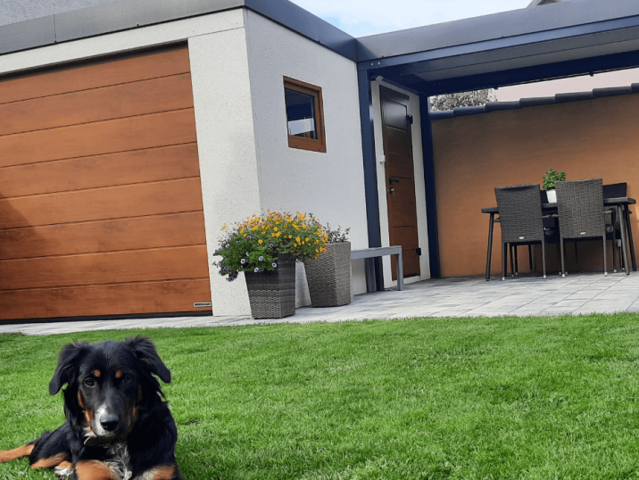 Záhradný domček so psíkom na záhrade