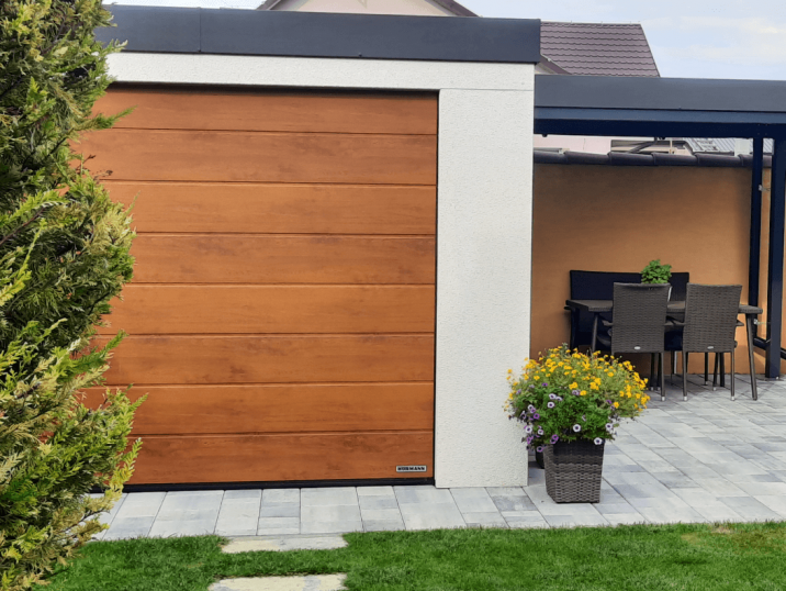 Záhradný domček s garážovou bránou