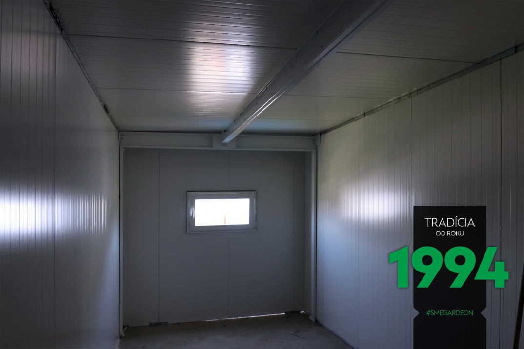 Vnútro atypickej garáže s okienkom