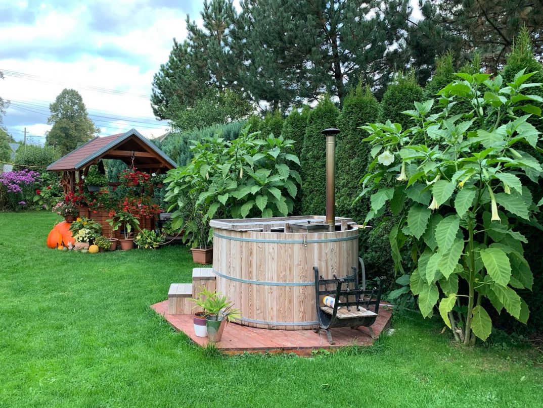 Záhrada so studničkou a drevená kaďa na kúpanie
