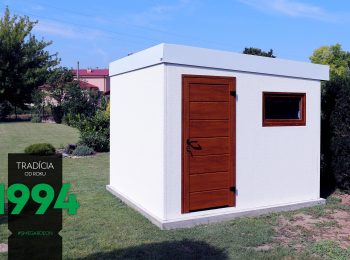 Malý biely záhradný domček z ľavej strany