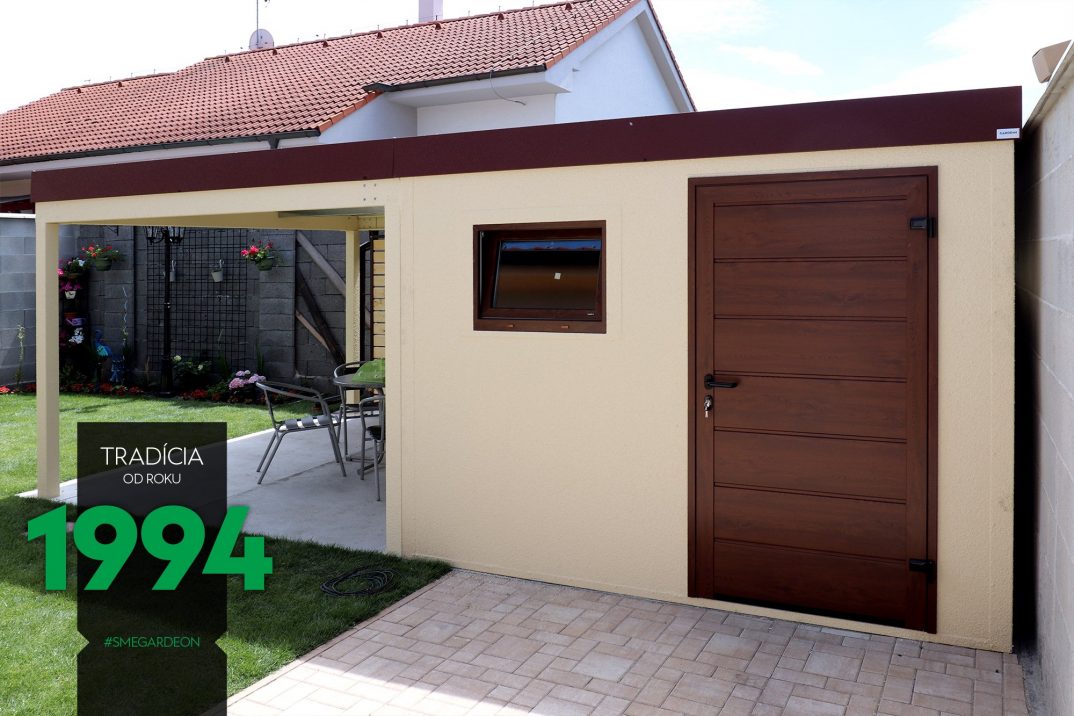 Žltý záhradný domček s bočným prestrešením