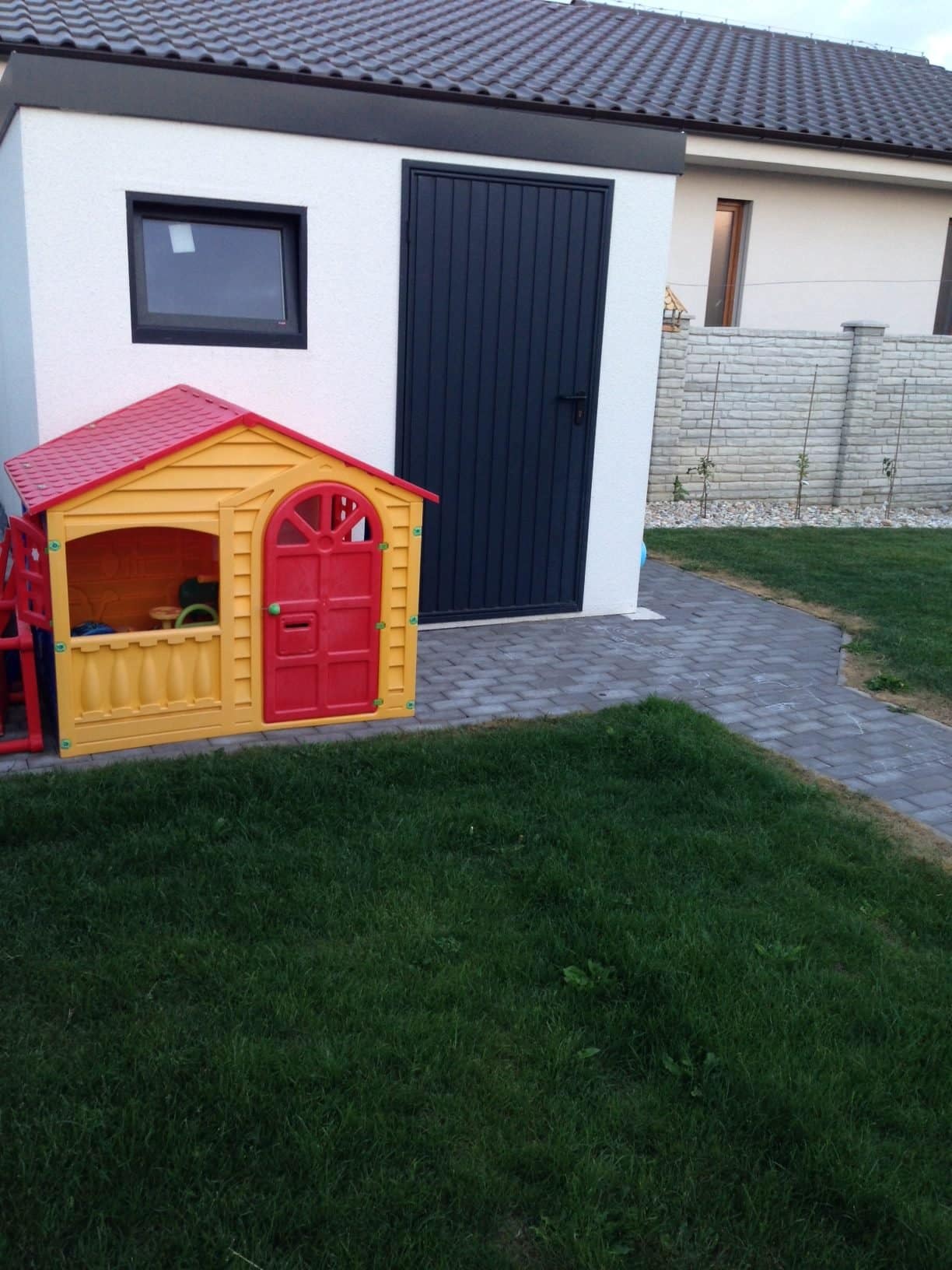 Malý umelý domček pre deti žltej farby s červenou strechou