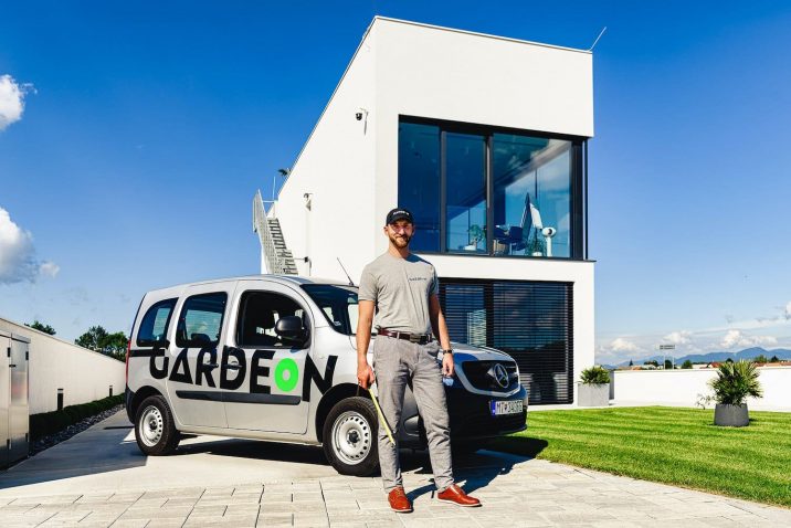 Obhliadkár stojí pred autom s nápisom GARDEON