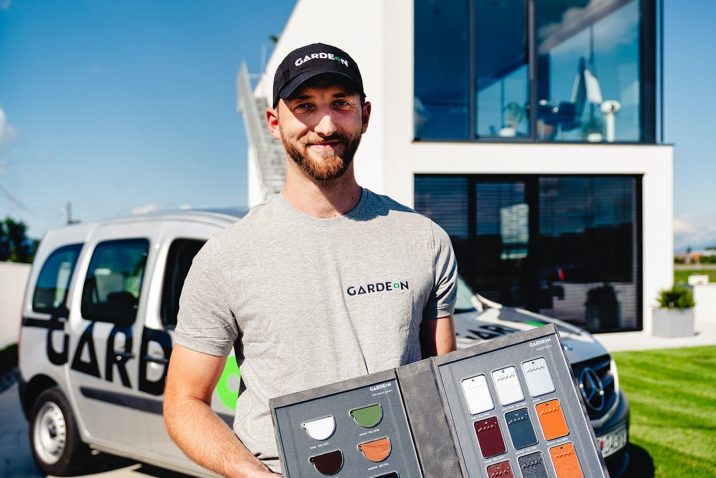 Obhliadkár pri budove GARDEON