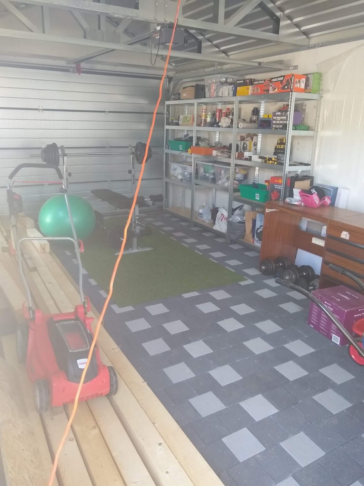 Kosačka, náčinie a cvičebné pomôcky vo vnútri garáže
