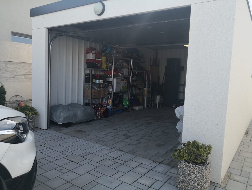Otvorená garáž z pravej strany