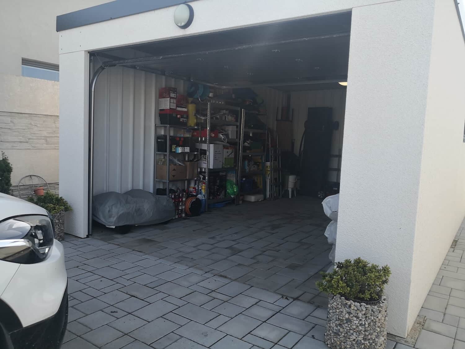 Otvorená garáž z ľavej strany