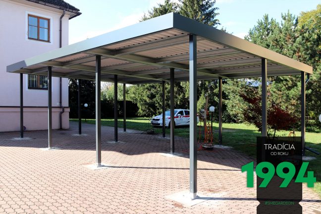 Prístrešok SIEBAU pre dve autá pri ružovom dome