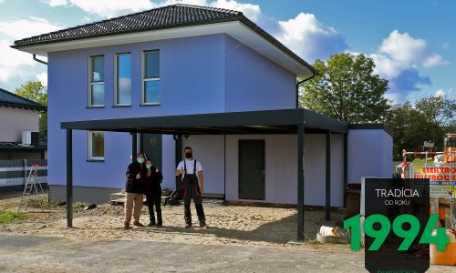 Spokojný zákazníci s montážnikom pod prístreškom