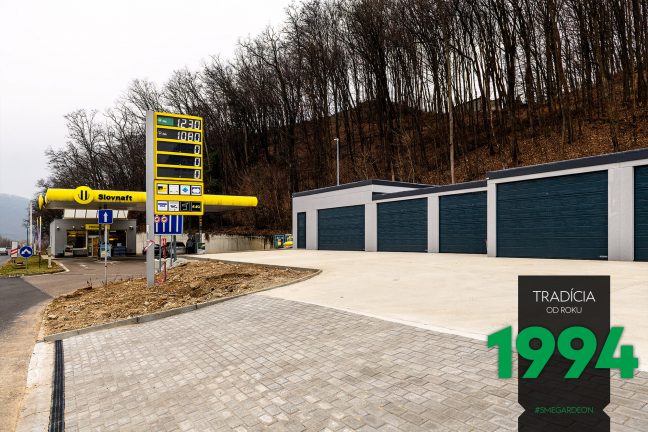 Radová montovaná garáž v sivej omietke pri Slovnafte